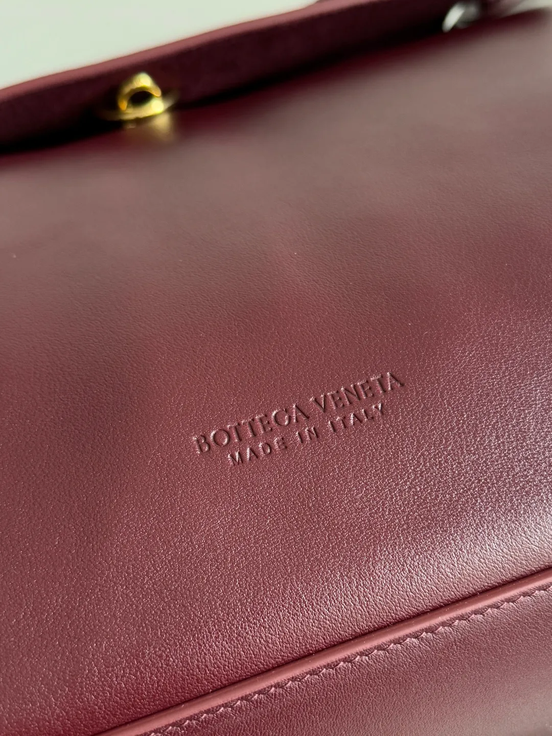 Batch 3160 BottegaVeneta Latest Ciao Ciao Bag Silky cowhide two-way flap handbag with signature twist detail, hidden hook closure, flap can be fastened to the front or attached to the INTRECCIATO woven internal pocket, comes with an adjustable and removable crossbody strap, internal compartment, and also features a zippered pocket. The surprise flap has various shapes. Style 1 - Cover the bag surface, exposing the knot and knot decoration. Style 2 - Place the flap inside the bag. A buckle is also designed. Style 3 - The U-shaped position of the top handle in the hand bag. Style No.: 826195 Size: 42*32*15cm